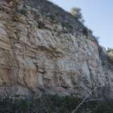 Ci guardiamo intorno: le pareti rossastre del canyon sono decorate qua e l� dal verde di piccoli cespugli e risultano completamente coperte da una rete in ferro utile a frenare eventuali cadute di terriccio e pietre